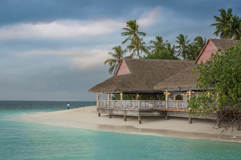 A vacation cottage by the water